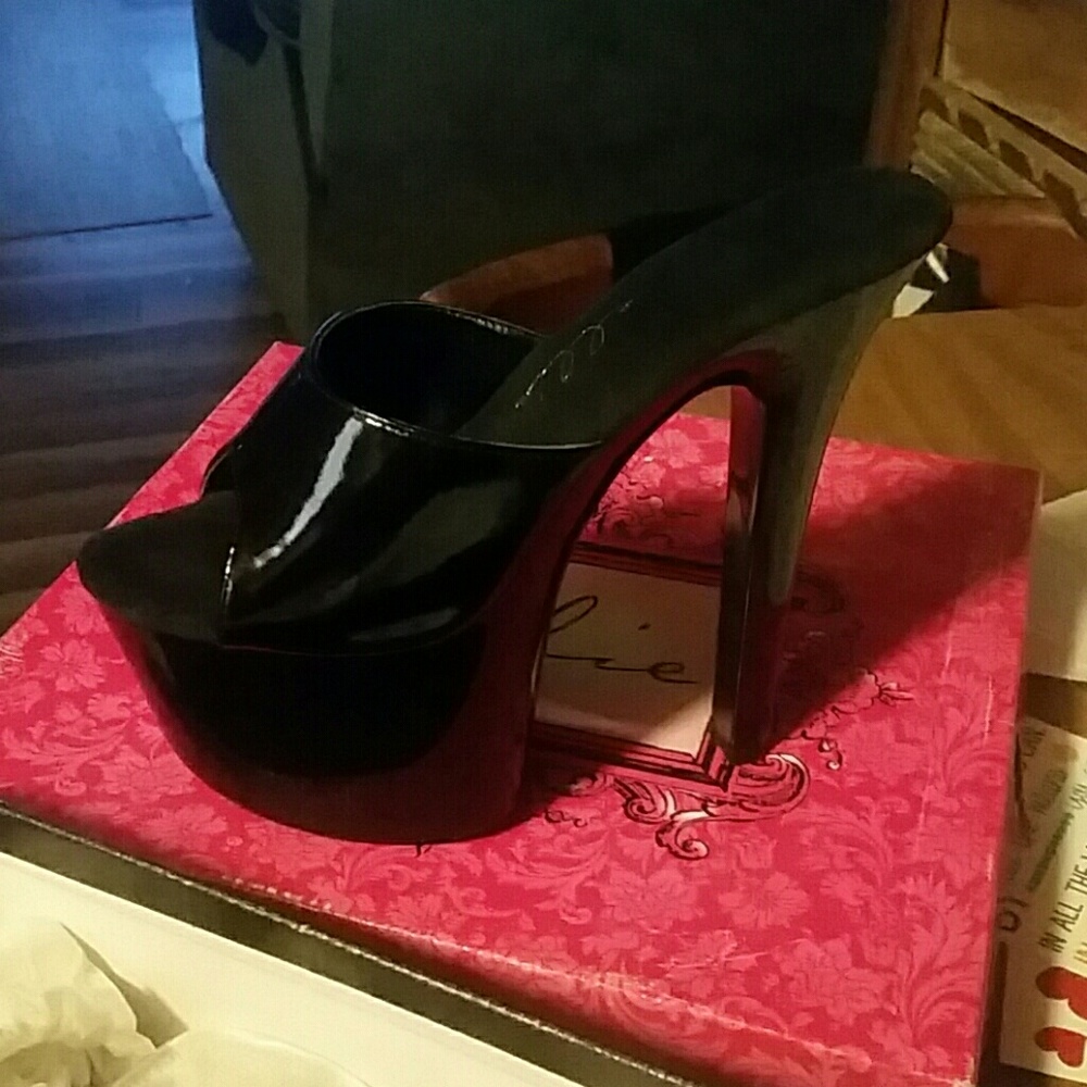 Shoes - Picture 2 of 5